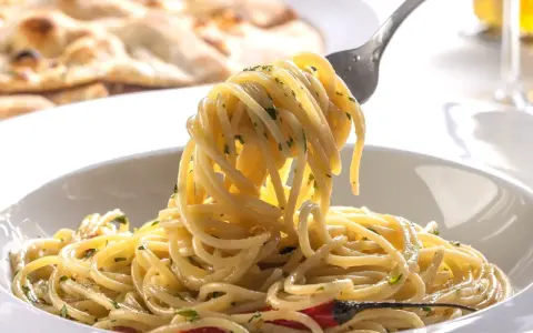 Szybki makaron aglio e olio z czosnkiem, chili i natką pietruszki. Idealny pomysł, z czym zrobić makaron na szybko.