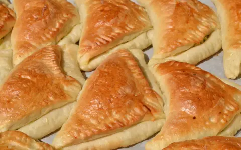 Złociste pierożki z ciasta francuskiego, gotowe do podania. Idealne na przekąskę lub dodatek do obiadu.