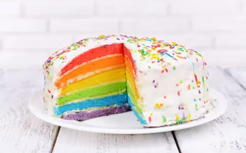 Kolorowy tort tęczowy z posypką, idealny na proste torty dla chłopców.