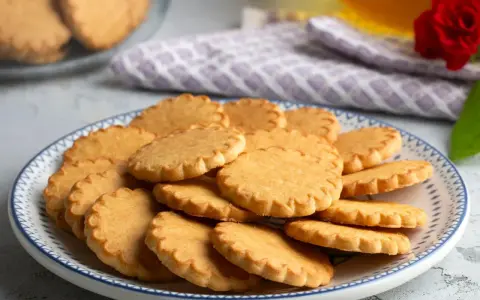 Stos ciastek na talerzu, idealnych do kawy. Ten prosty przepis na ciastka z pewnością zachwyci każdego.