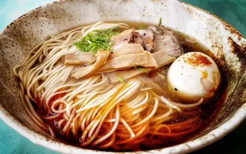 Pyszny ramen przepis: makaron, mięso, jajko i bambus w aromatycznym bulionie. Idealny na chłodne dni.