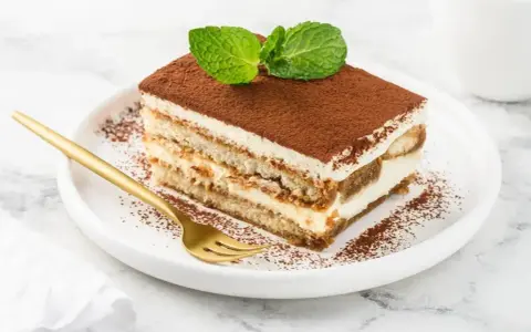 Pyszne tiramisu z miętą i kakao. Zastanawiasz się, jaki alkohol do tiramisu? Spróbuj amaretto lub marsali dla idealnego smaku.
