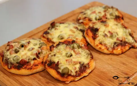 Pizzerinki z oliwkami i bekonem, idealne na szybką przekąskę. Prosty przepis na pyszne pizzerinki.