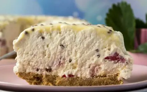 Pyszne ciasto bez pieczenia z kawałkami owoców i kremową masą. Idealne na letnie popołudnie.