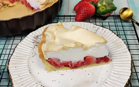 Pyszna tarta z truskawkami i bezą, z puszystą pianką i soczystymi owocami. Idealna na deser.