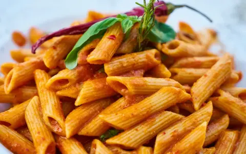 Penne rigate w aromatycznym sosie pomidorowym z dodatkiem papryczki chili i świeżej bazylii. Pyszny sos do makaronu, który pobudza zmysły.