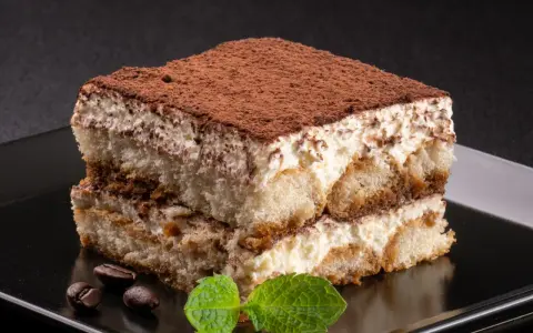 Pyszne tiramisu przepis na deser, z kawą i miętą.