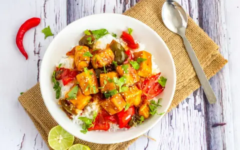 Miseczka ryżu z pikantnym tofu i warzywami. Czy tofu można jeść na surowo? To danie pokazuje, jak pysznie można je przygotować!