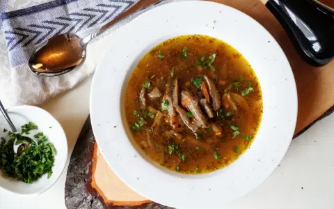 Aksamitne flaki z boczniaków, bogate w smaku i aromacie, podane z posiekaną natką pietruszki.