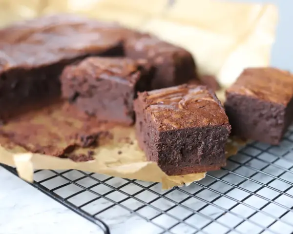 Pyszne, wilgotne brownie na kratce. Idealne na deser, według prostego brownie przepisu.
