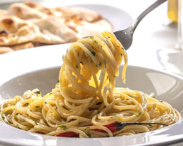 Szybki makaron aglio e olio z czosnkiem, chili i natką pietruszki. Idealny pomysł, z czym zrobić makaron na szybko.