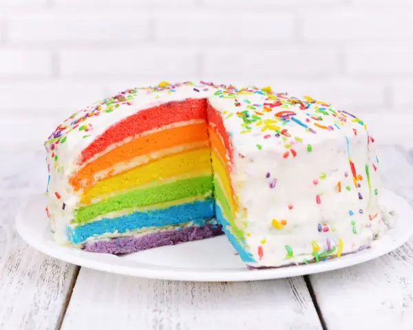 Kolorowy tort tęczowy z posypką, idealny na proste torty dla chłopców.