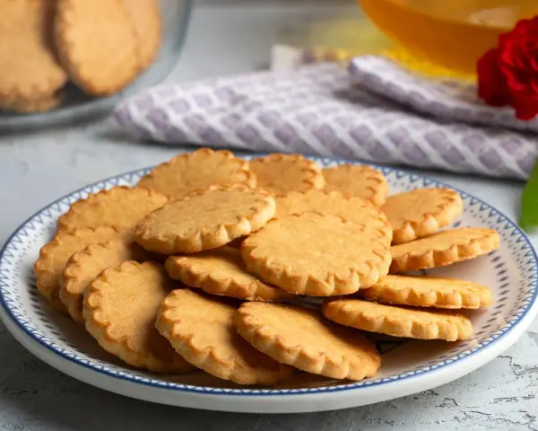 Stos ciastek na talerzu, idealnych do kawy. Ten prosty przepis na ciastka z pewnością zachwyci każdego.