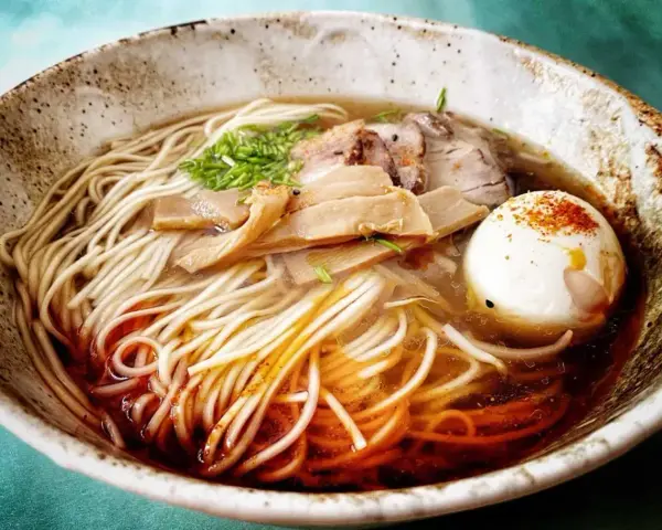 Pyszny ramen przepis: makaron, mięso, jajko i bambus w aromatycznym bulionie. Idealny na chłodne dni.