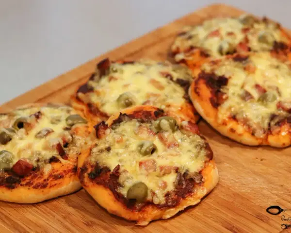 Pizzerinki z oliwkami i bekonem, idealne na szybką przekąskę. Prosty przepis na pyszne pizzerinki.