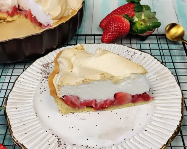 Pyszna tarta z truskawkami i bezą, z puszystą pianką i soczystymi owocami. Idealna na deser.