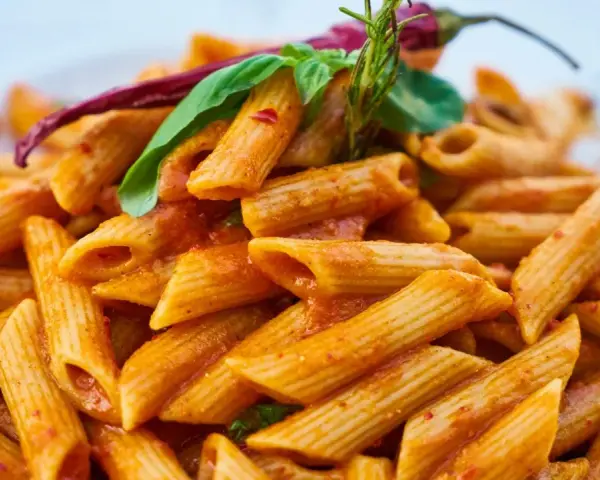 Penne rigate w aromatycznym sosie pomidorowym z dodatkiem papryczki chili i świeżej bazylii. Pyszny sos do makaronu, który pobudza zmysły.