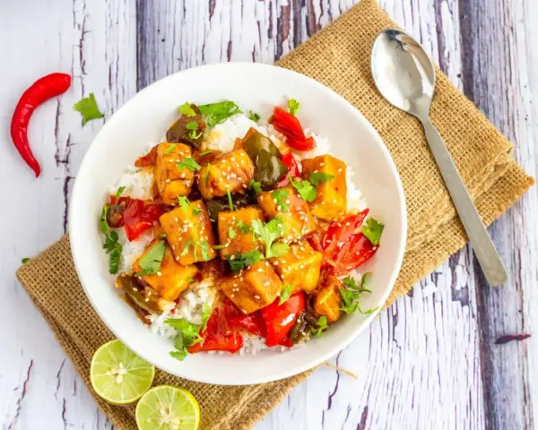Miseczka ryżu z pikantnym tofu i warzywami. Czy tofu można jeść na surowo? To danie pokazuje, jak pysznie można je przygotować!