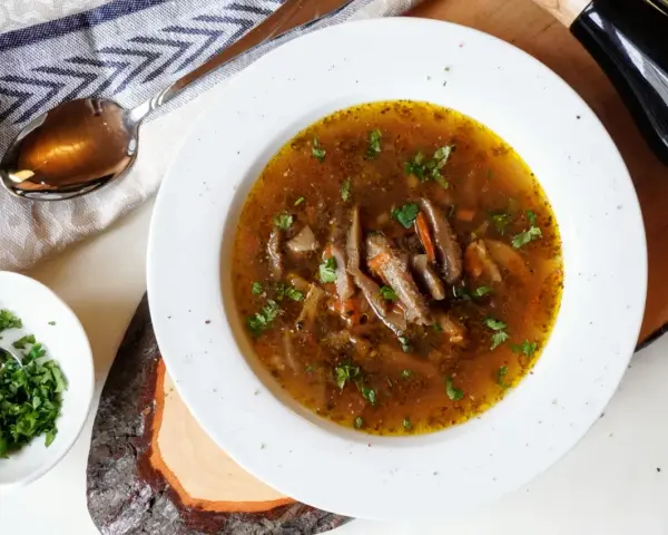 Aksamitne flaki z boczniaków, bogate w smaku i aromacie, podane z posiekaną natką pietruszki.