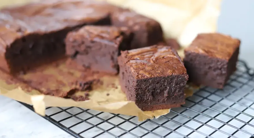 Pyszne, wilgotne brownie na kratce. Idealne na deser, według prostego brownie przepisu.