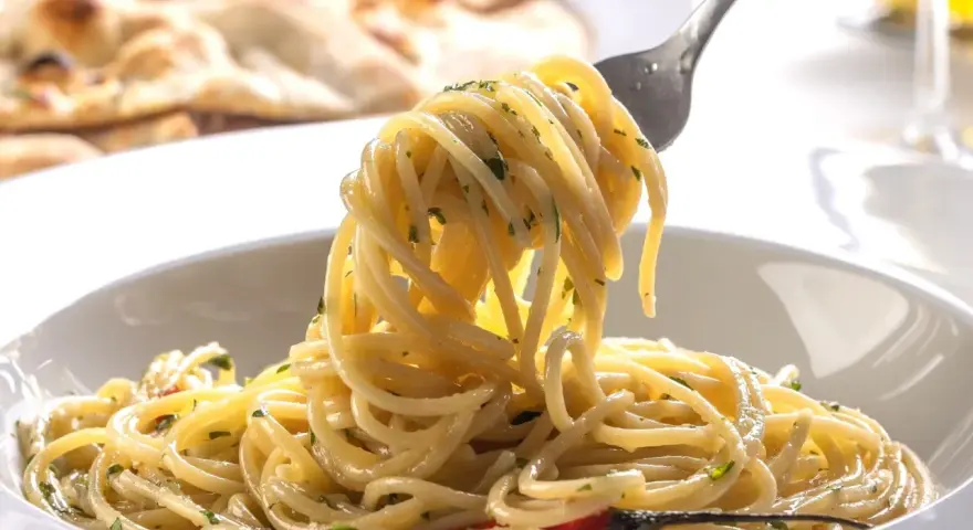 Szybki makaron aglio e olio z czosnkiem, chili i natką pietruszki. Idealny pomysł, z czym zrobić makaron na szybko.