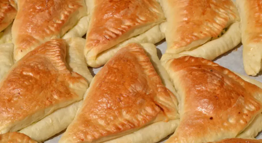 Złociste pierożki z ciasta francuskiego, gotowe do podania. Idealne na przekąskę lub dodatek do obiadu.
