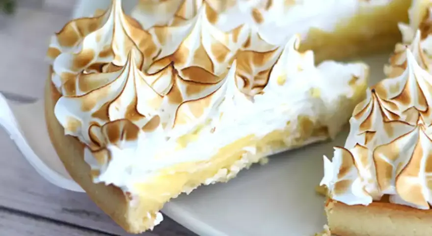 Pyszna tarta cytrynowa z puszystą, przypieczoną bezą, która kusi swoim wyglądem i smakiem. Idealna na deser.