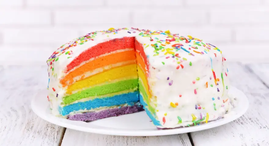Kolorowy tort tęczowy z posypką, idealny na proste torty dla chłopców.