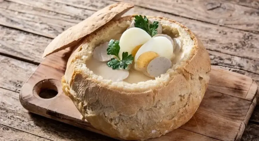 Żurek w chlebie z jajkiem i kiełbasą. Idealne jakie przyprawy do żurku? Majeranek i czosnek!