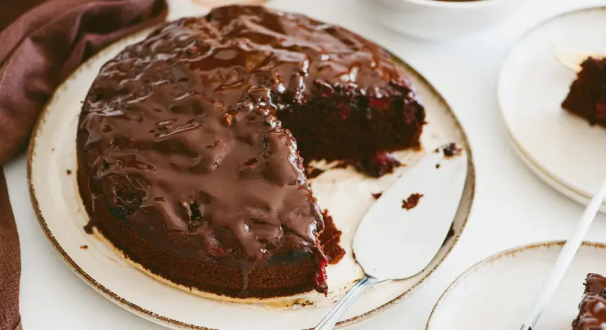 Pyszny brownie z malinami, polane błyszczącą czekoladą. Idealny deser na każdą okazję.
