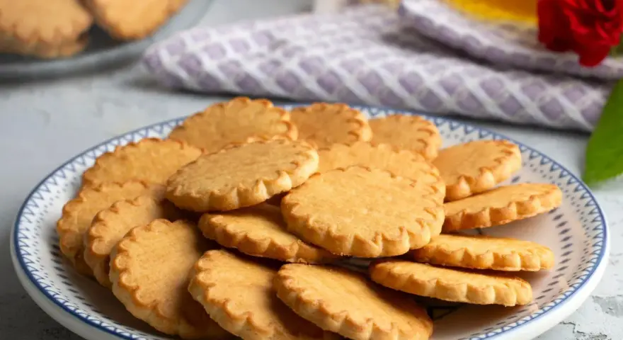 Stos ciastek na talerzu, idealnych do kawy. Ten prosty przepis na ciastka z pewnością zachwyci każdego.