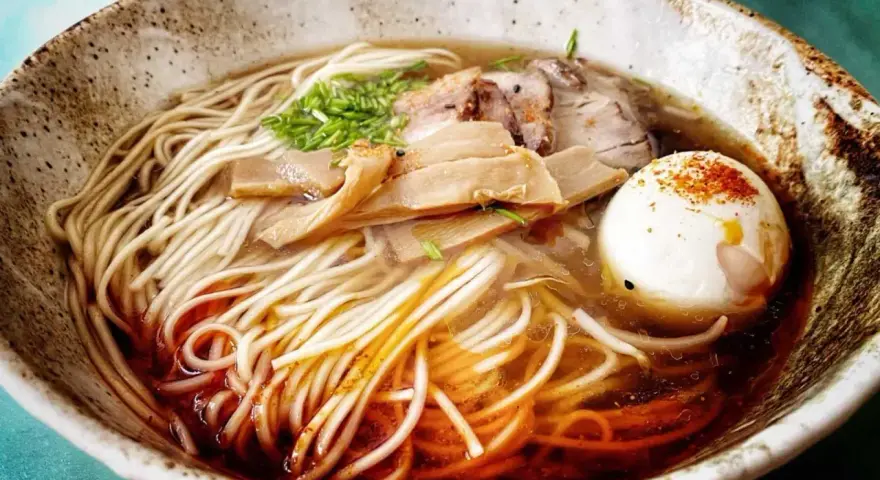 Pyszny ramen przepis: makaron, mięso, jajko i bambus w aromatycznym bulionie. Idealny na chłodne dni.