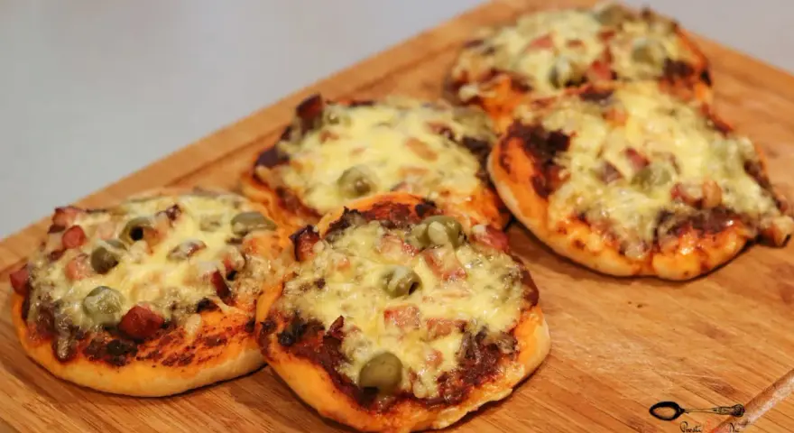 Pizzerinki z oliwkami i bekonem, idealne na szybką przekąskę. Prosty przepis na pyszne pizzerinki.