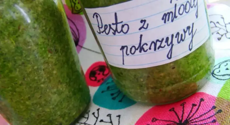 Dwa słoiki domowego pesto z młodej pokrzywy, gotowe do spożycia.