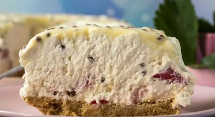 Pyszne ciasto bez pieczenia z kawałkami owoców i kremową masą. Idealne na letnie popołudnie.