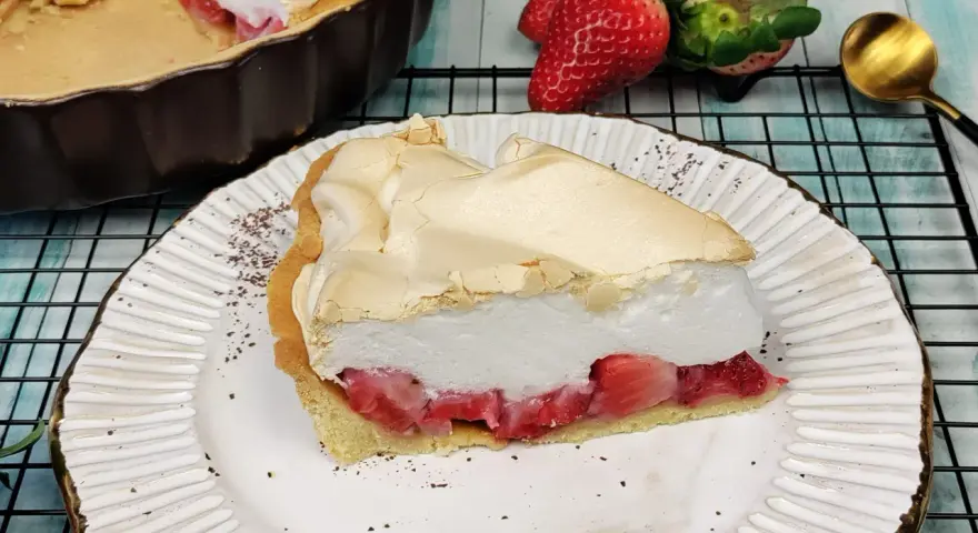 Pyszna tarta z truskawkami i bezą, z puszystą pianką i soczystymi owocami. Idealna na deser.