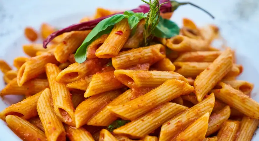 Penne rigate w aromatycznym sosie pomidorowym z dodatkiem papryczki chili i świeżej bazylii. Pyszny sos do makaronu, który pobudza zmysły.