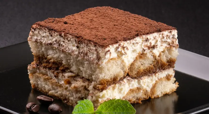 Pyszne tiramisu przepis na deser, z kawą i miętą.