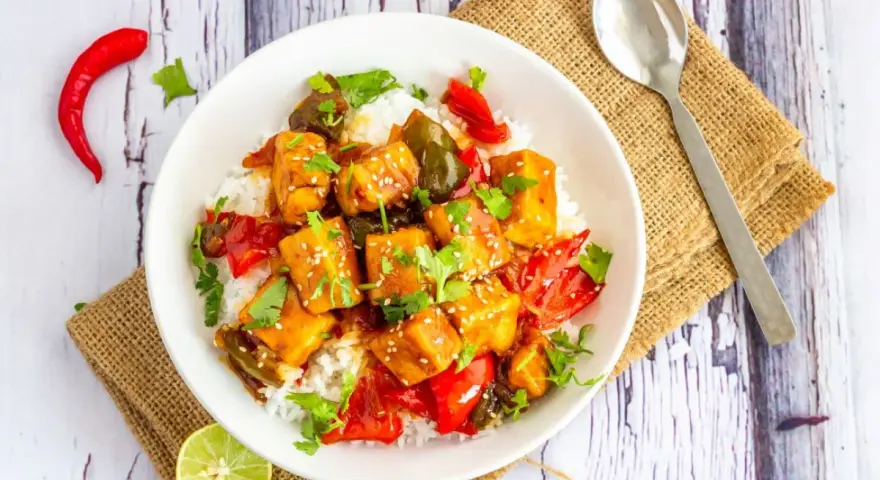Miseczka ryżu z pikantnym tofu i warzywami. Czy tofu można jeść na surowo? To danie pokazuje, jak pysznie można je przygotować!
