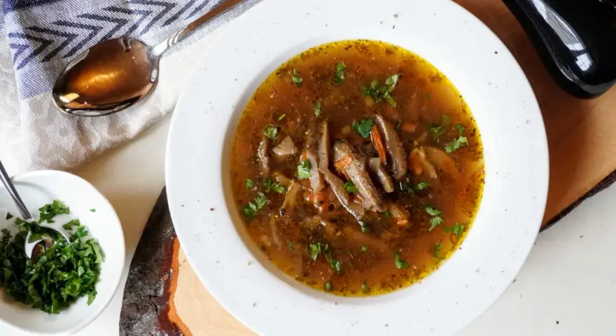 Aksamitne flaki z boczniaków, bogate w smaku i aromacie, podane z posiekaną natką pietruszki.