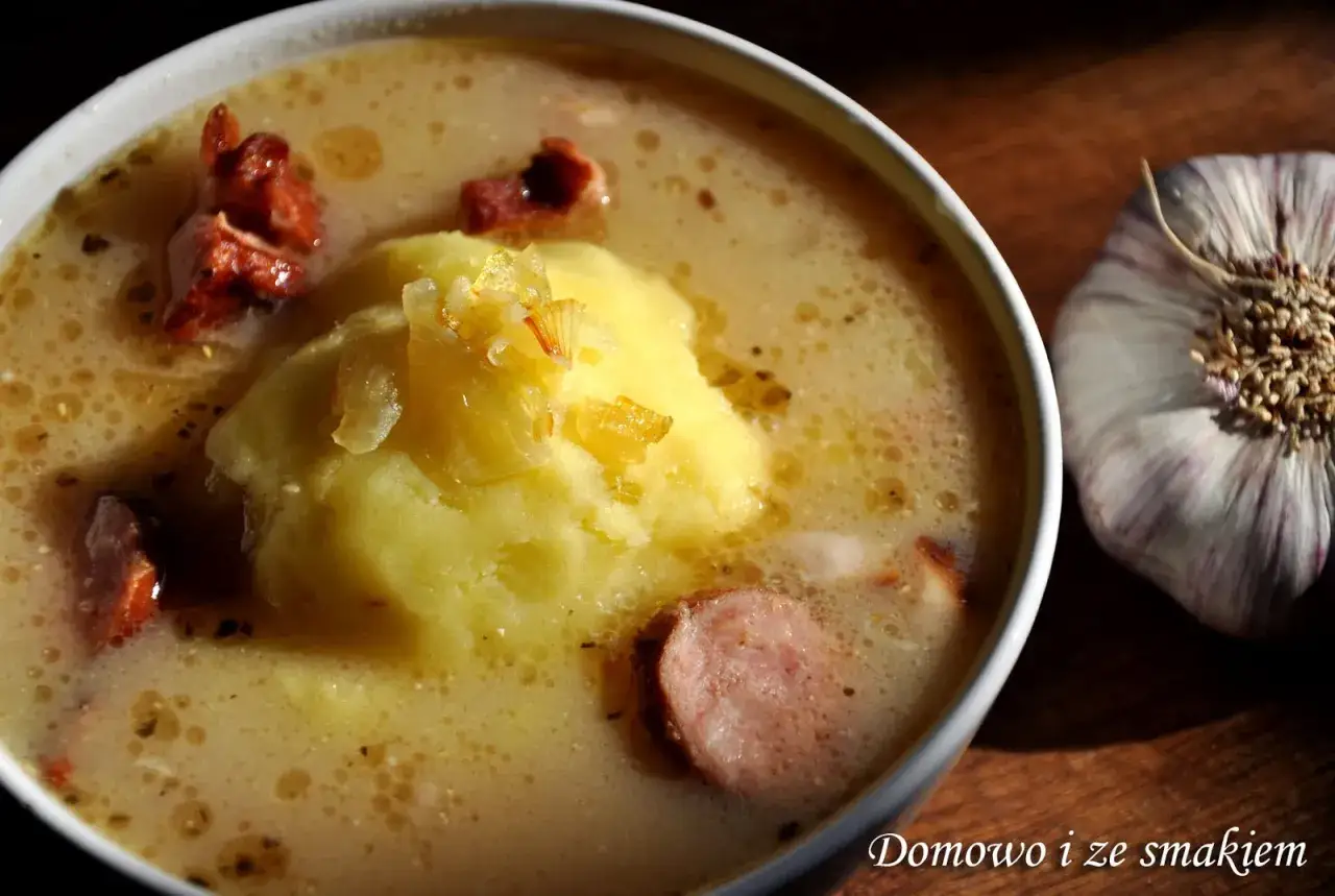 Domowy żurek z ziemniakami, kiełbasą i czosnkiem. Idealny przepis na sycące danie.