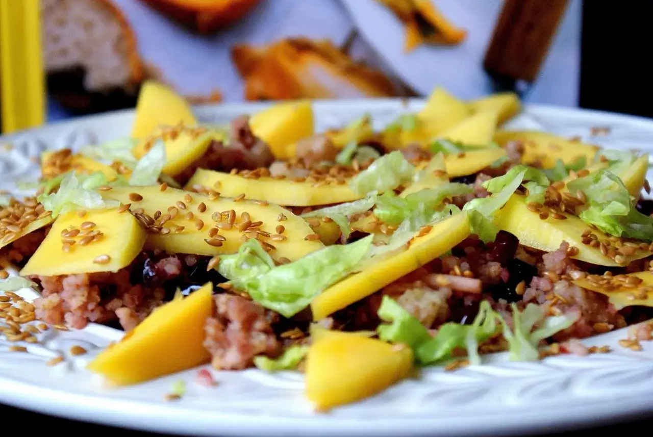 Kolorowa sałatka z ryżu, mango, sałaty i nasion. Smaczne gotowanie z resztek.