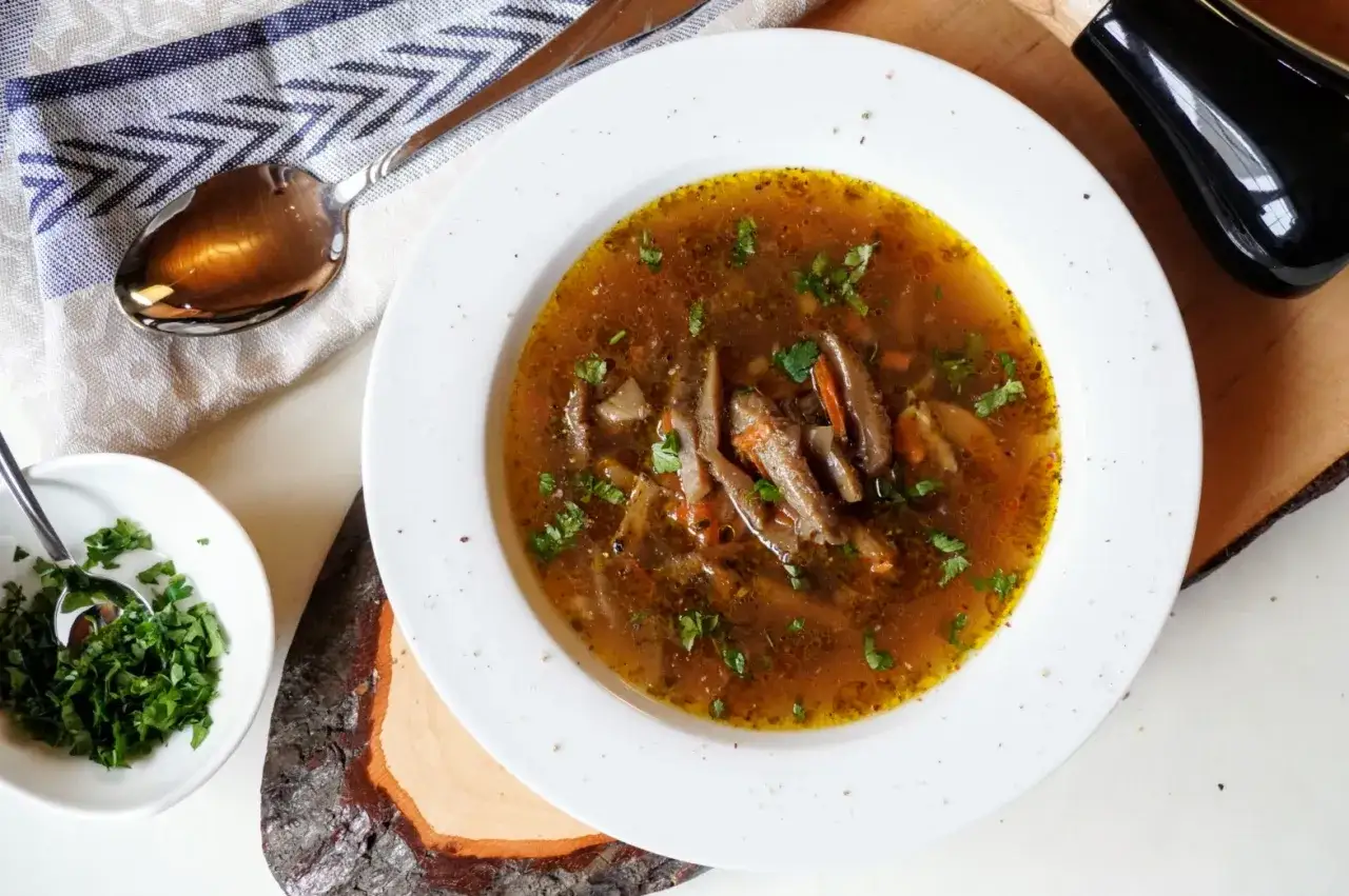 Aksamitne flaki z boczniak&oacute;w, bogate w smaku i aromacie, podane z posiekaną natką pietruszki.