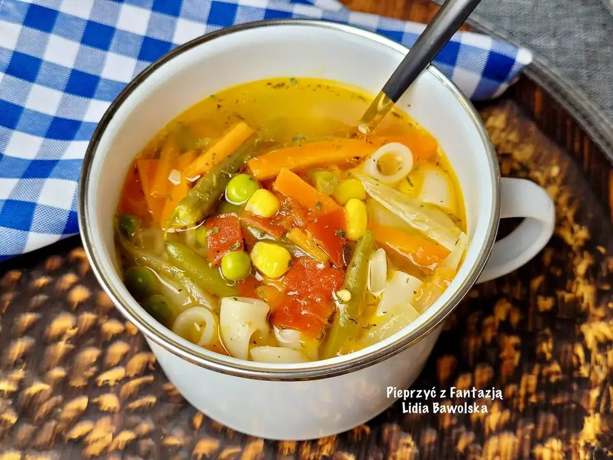 A miska pełna warzyw: fasolka szparagowa, marchewka, groszek, kukurydza i pomidory. To właśnie minestrone co to za zupa!