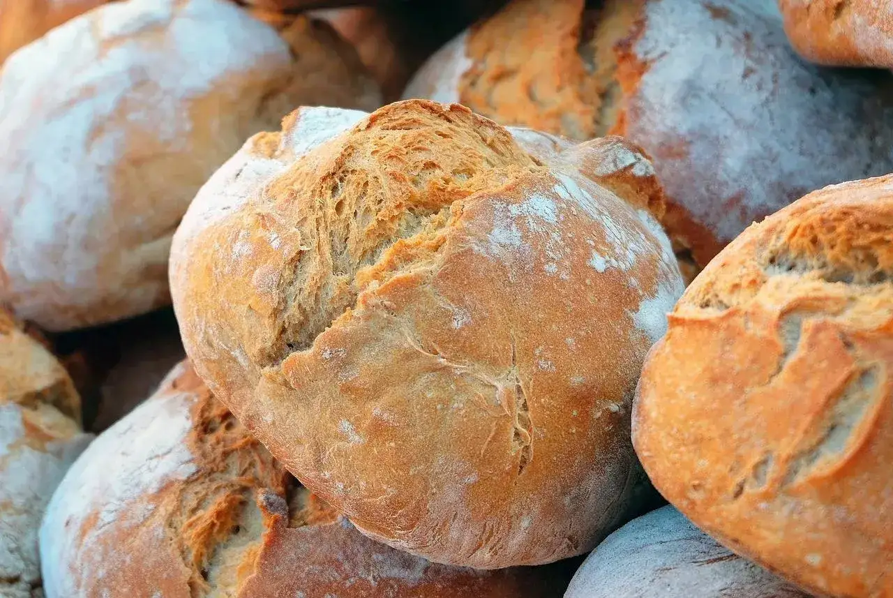 Świeżo upieczone bochenki chleba, idealne do rozmrożenia w piekarniku.