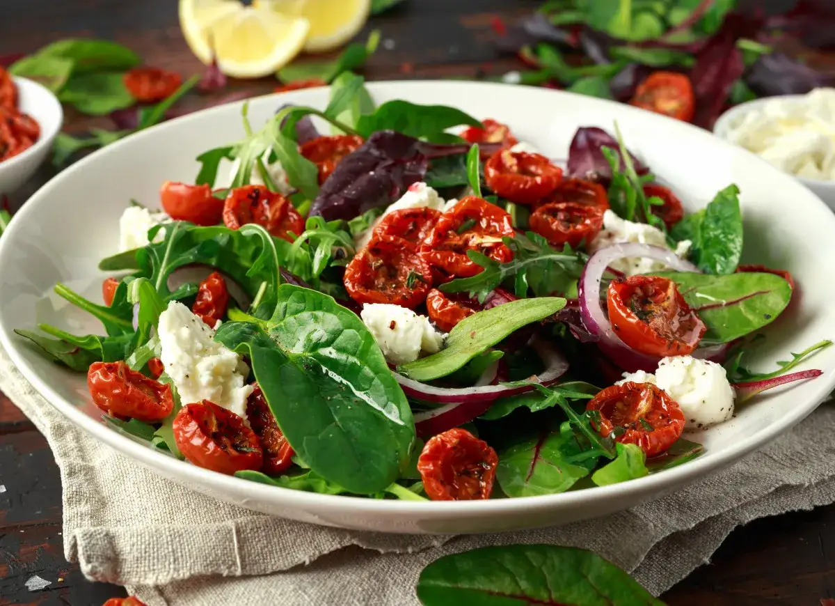 Kolorowa sałatka z rukolą, szpinakiem, serem feta, cebulą czerwoną i mn&oacute;stwem aromatycznych, suszonych pomidor&oacute;w.
