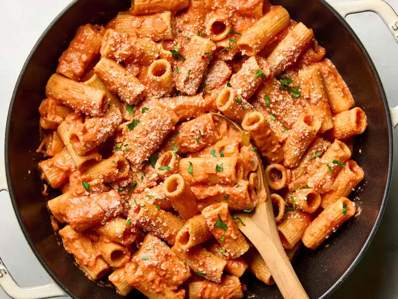 Z czym zrobić makaron na szybko? Rigatoni w kremowym sosie pomidorowym z parmezanem i natką pietruszki. Idealne na szybki obiad.