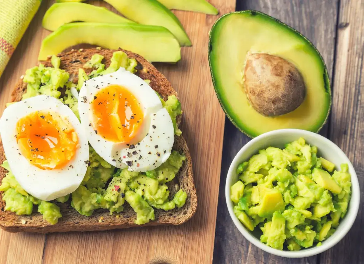 Pyszne tosty z awokado i jajkiem na miękko. Idealne śniadanie, które pokazuje, z czym jeść guacamole.