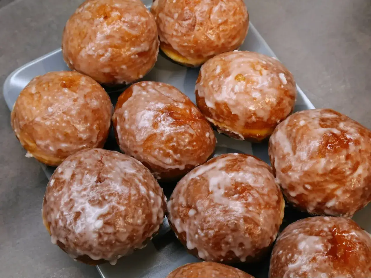 Puszyste pączki z piekarnika, oblane lukrem, kuszą swoim wyglądem. Idealne na tłusty czwartek i nie tylko!