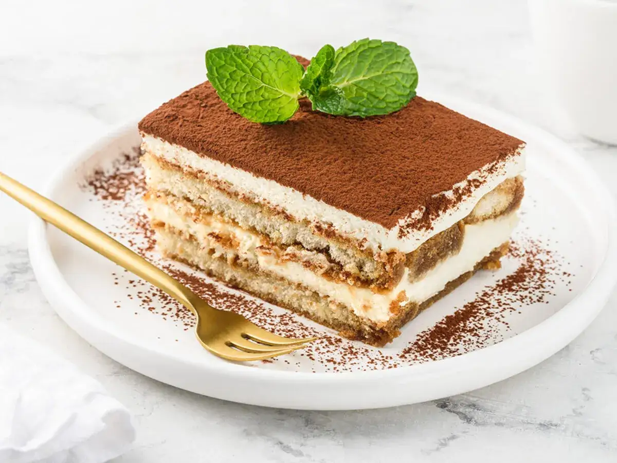 Pyszne tiramisu z kawą i kakao, idealne do kawy. Zastanawiasz się, jaki alkohol do tiramisu? Ten deser zachwyca!